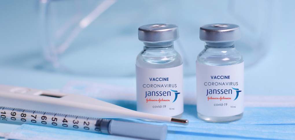Deux flacons de vaccin Janssen COVID-19, un thermomètre électronique et une pipette graduée.