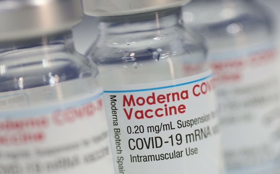 Des flacons de vaccin Moderna COVID-19.