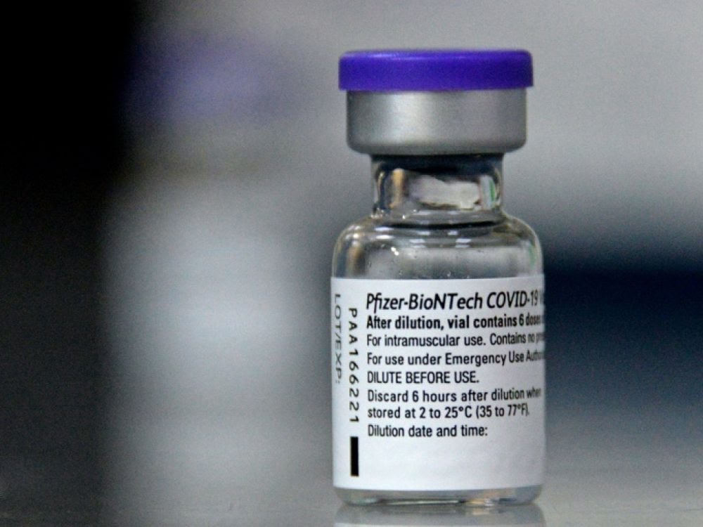 Un flacon de vaccin Pfizer-BioNTech COVID-19.