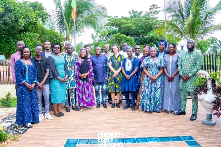 Photo de famille des Jeunes Leaders du Bénin, promotion 2024, avec le maire de la ville de Bohicon, Monsieur Rufino S. M. d'ALMEIDA.