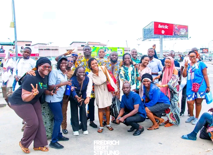 Photographie souvenir de la descente des Jeunes Leaders du Bénin, promotion 2024, à la place du marché de Dantokpa.