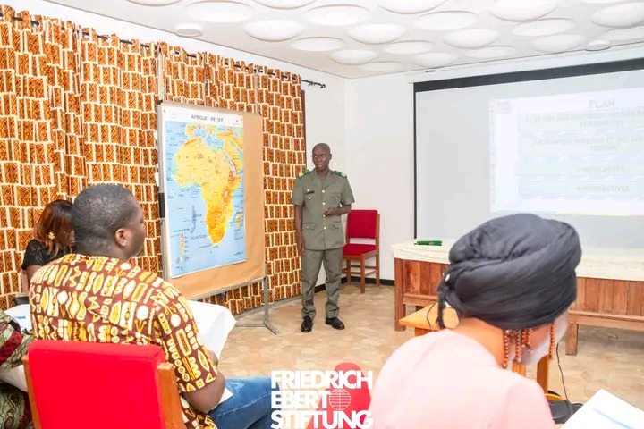 Présentation de l'opération MIRADOR aux Jeunes Leaders du Bénin, promotion 2024, par le Colonel Toussaint GBESSEMEHLAN.